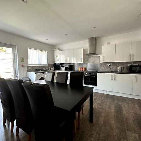 Spacious Holiday Home Near Tube Station - By Starlet Stays Лондон Экстерьер фото