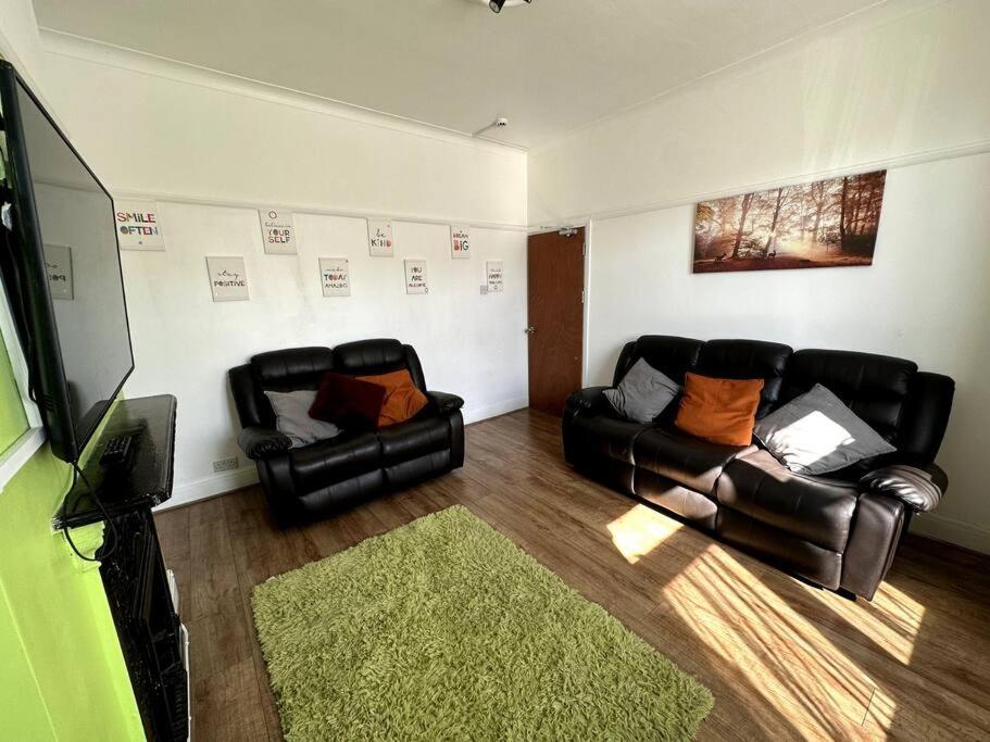 Spacious Holiday Home Near Tube Station - By Starlet Stays Лондон Экстерьер фото