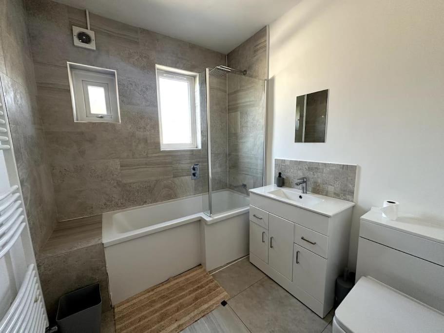 Spacious Holiday Home Near Tube Station - By Starlet Stays Лондон Экстерьер фото