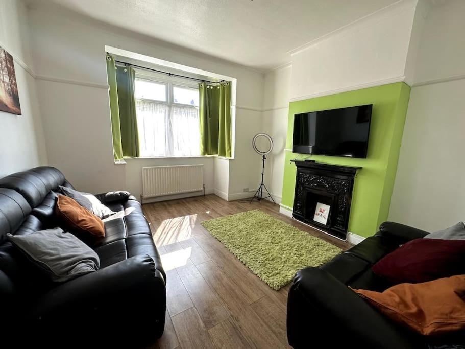 Spacious Holiday Home Near Tube Station - By Starlet Stays Лондон Экстерьер фото